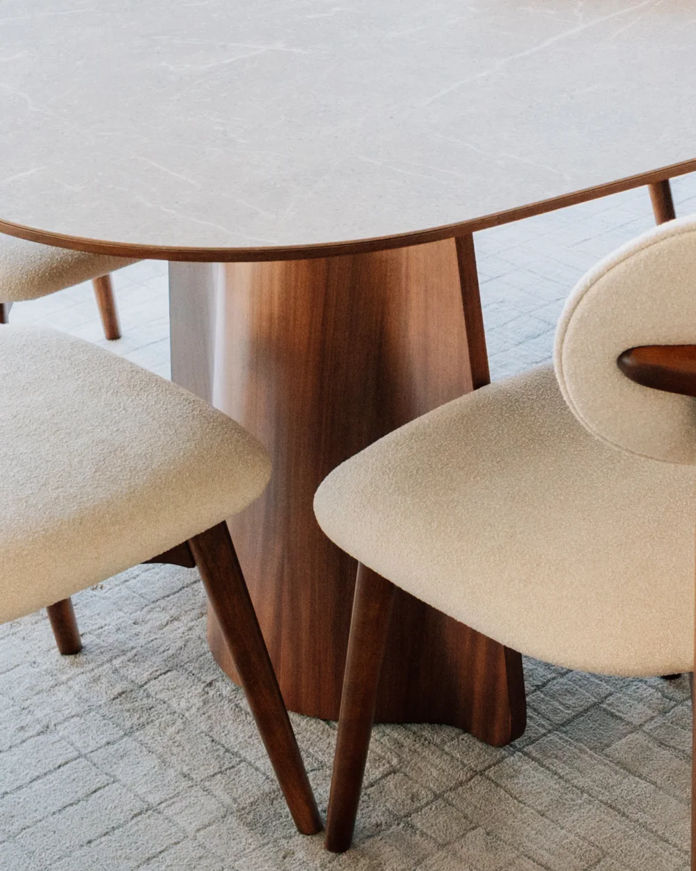 Detalhe do tampo e da base em madeira maciça de uma mesa de jantar